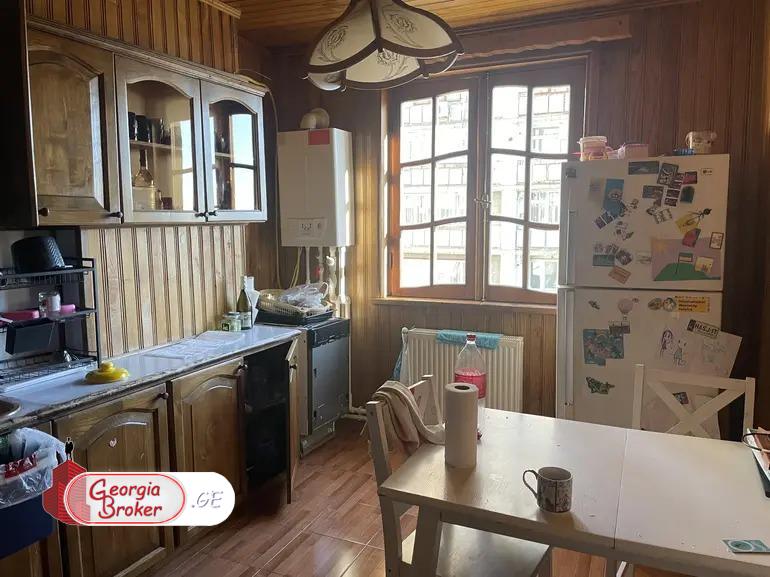 იყიდება ძველი გარემონტებული 3 ოთახიანი ბინა